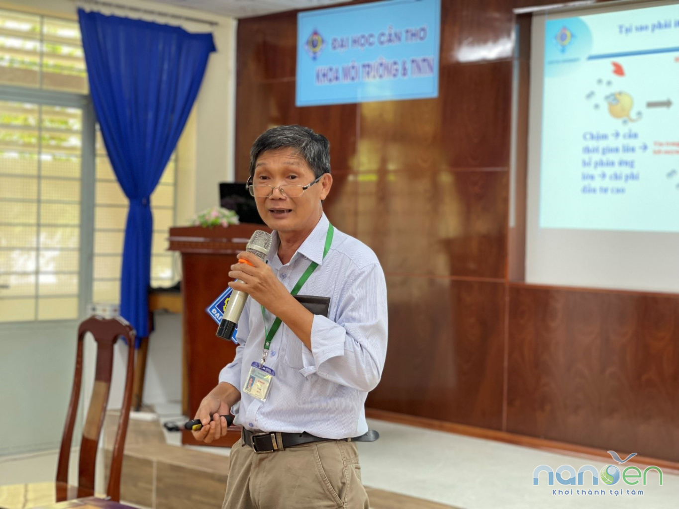 GVC.Ths. Lê Hoàng Việt (自然资源与环境系副主任 – 芹苴大学) 正在讲授“有效生物处理单元操作参数的检查和调整”