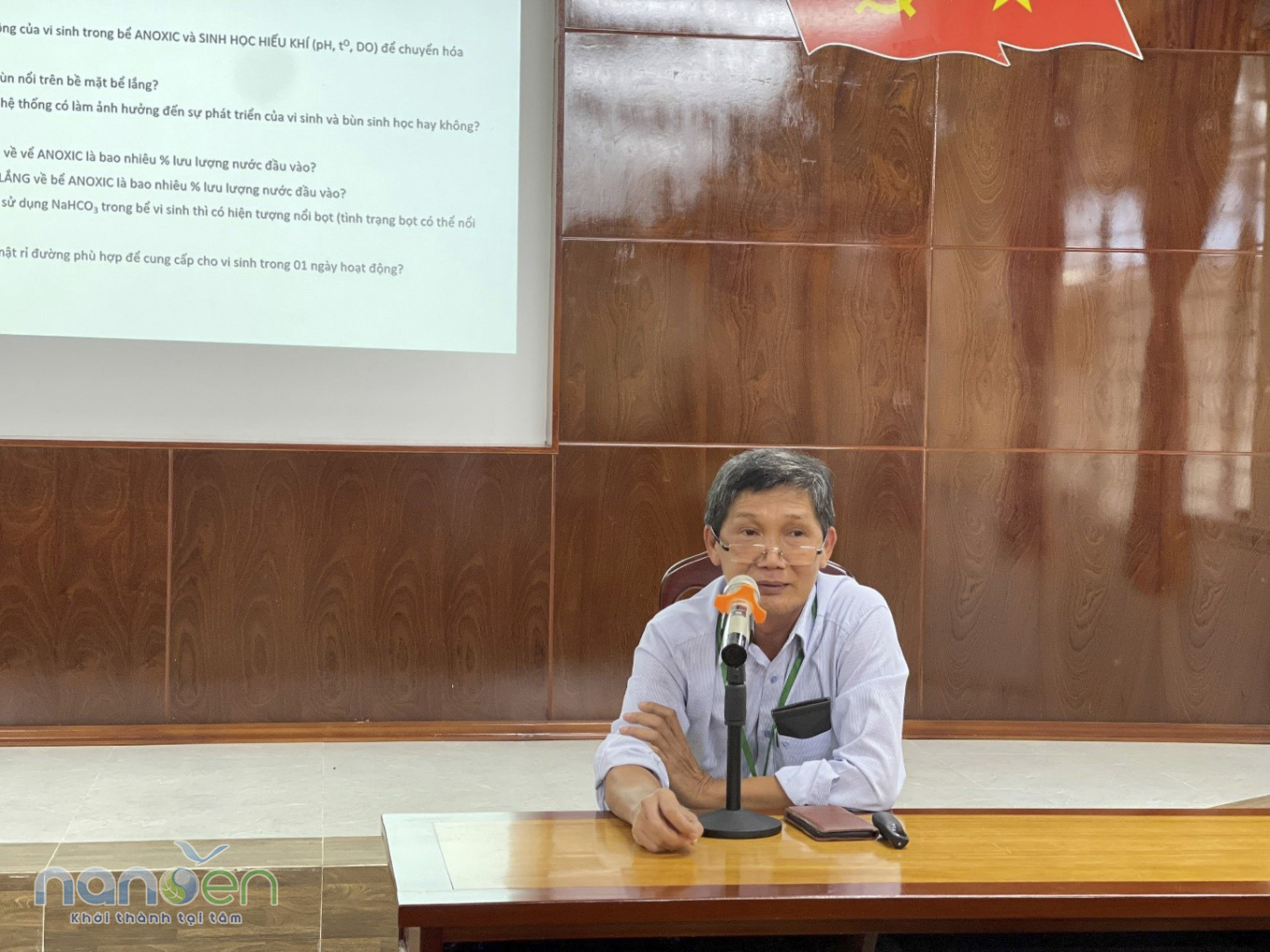 在课程结束时，Nanoen的专业顾问Lê Hoàng Việt老师和工程师Lê Anh Thư解答了学员提出的问题，并提供了更多的知识和具体的处理方案，帮助学员能够应用于实际专业工作