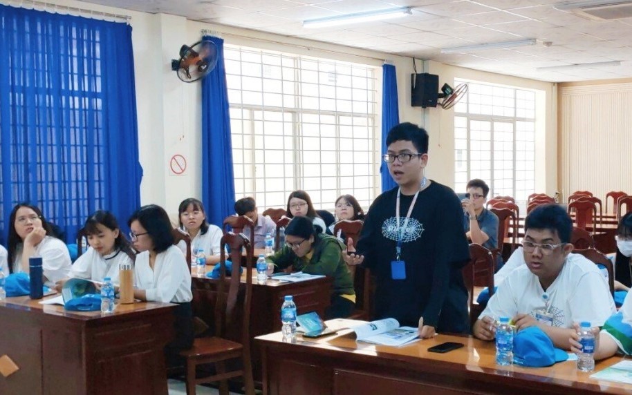 学生在会议中的互动环节
